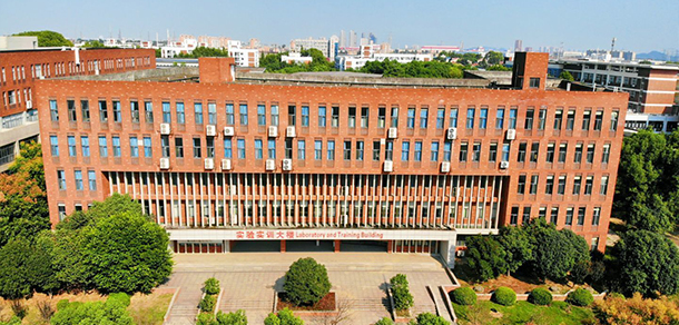 大學(xué)校志：校名、校標(biāo)、校訓(xùn)、?；?、校旗、校歌