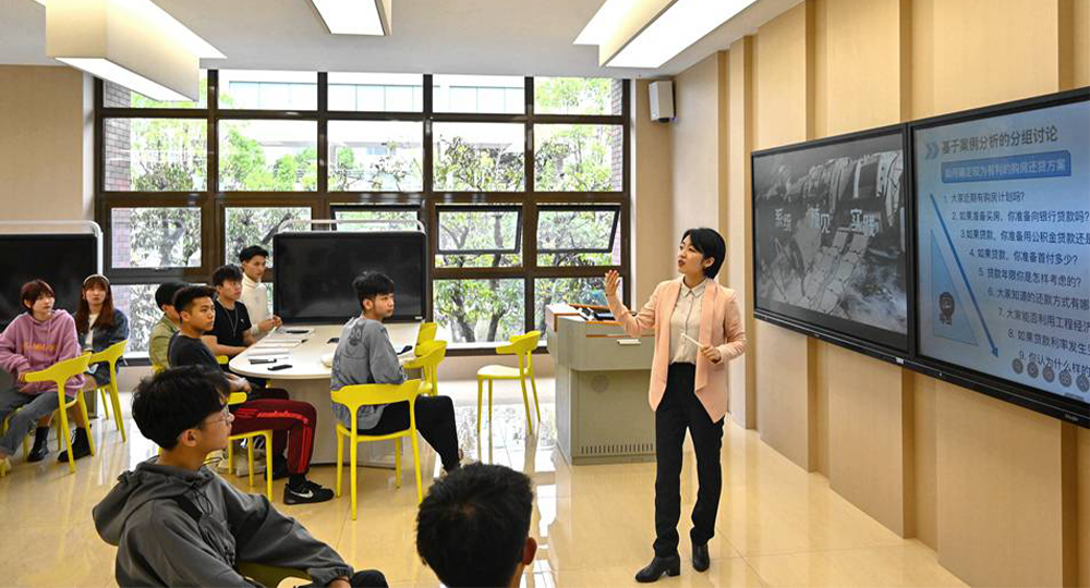 四川大學(xué)錦江學(xué)院
：校名題寫 / 校徽設(shè)計(jì)
