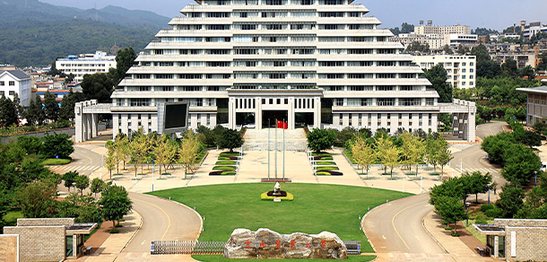 大學(xué)校志：校名、校標(biāo)、校訓(xùn)、校徽、校旗、校歌